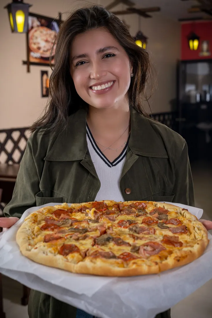 Pizza Moka familiar recién salida del horno, en el local