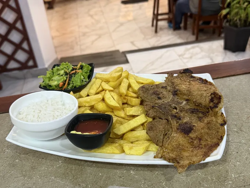 Chuleta a la plancha con papas, arroz y ensalada