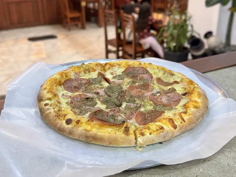 Pizza personal clásica con jamón, salami y champiñones