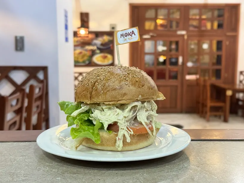 Sánduche de pollo relleno con lechuga y tomate