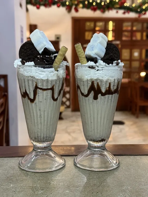 Dos milk shakes Oreo con crema y chocolate